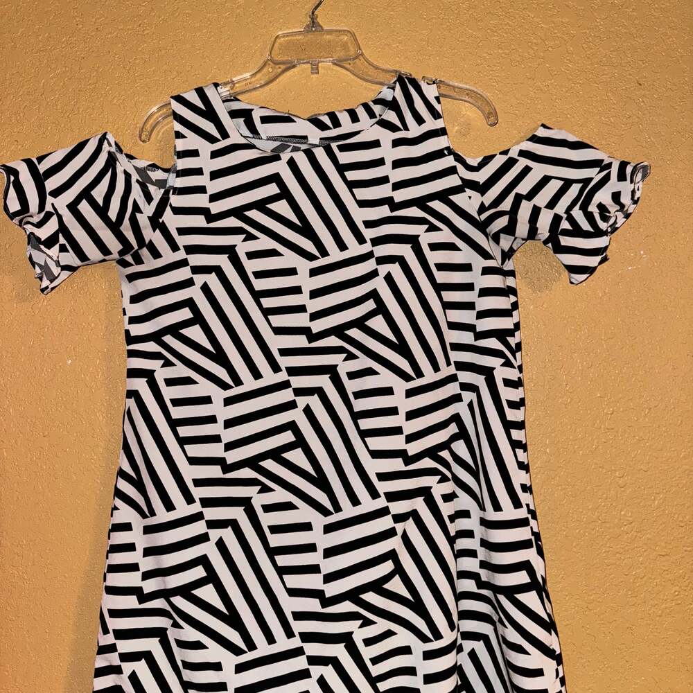 Black and White Geometric Print Short Sleeve Dress with Pockets